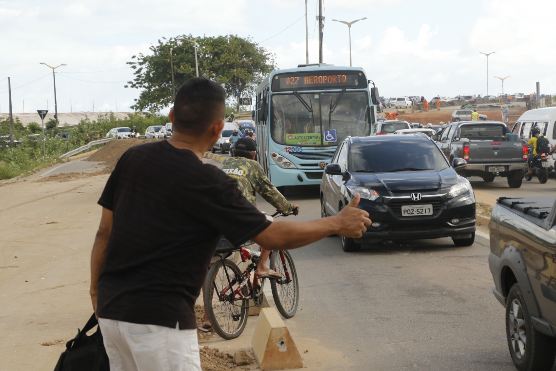 Com interdição, pedestres precisam pegar ônibus em parada improvisada Com interdição, pedestres precisam pegar ônibus em parada improvisada