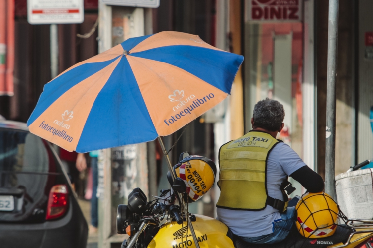 As precipitações concentram-se majoritariamente na Jaguaribana e no Sertão Central e Inhamuns nesta segunda-feira, 19. As temperaturas máximas devem variar entre 32 graus Celsius (°C) e 34 °C em grande parte do Ceará, com destaque para essas macrorregiões. Em Fortaleza, são esperados números em torno de 31 °C. Na imagem, mototáxi se protege do sol na Praça do Ferreira, na Capital, em 2020