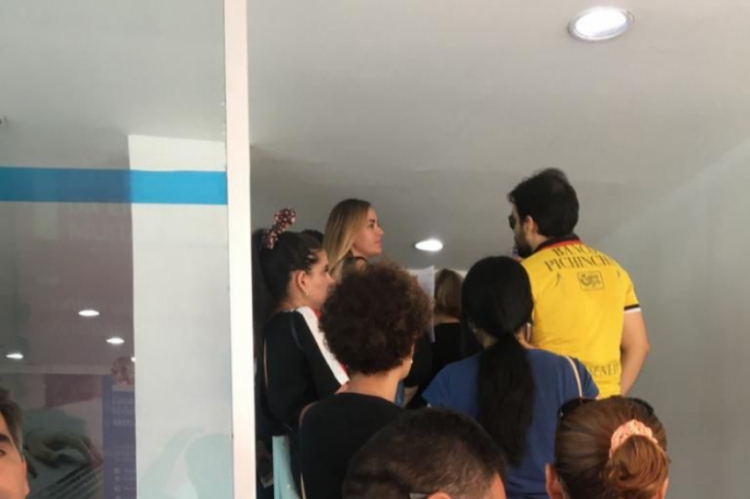 Fila para pegar senha na loja da Aldeota da Enel