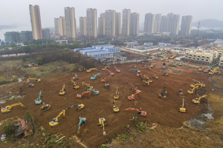 
Esta foto aérea, em 24 de janeiro de 2020, mostra escavadeiras no canteiro de obras de um novo hospital que está sendo construído para tratar pacientes de um surto mortal de vírus em Wuhan, na província central de Hubei, na China.