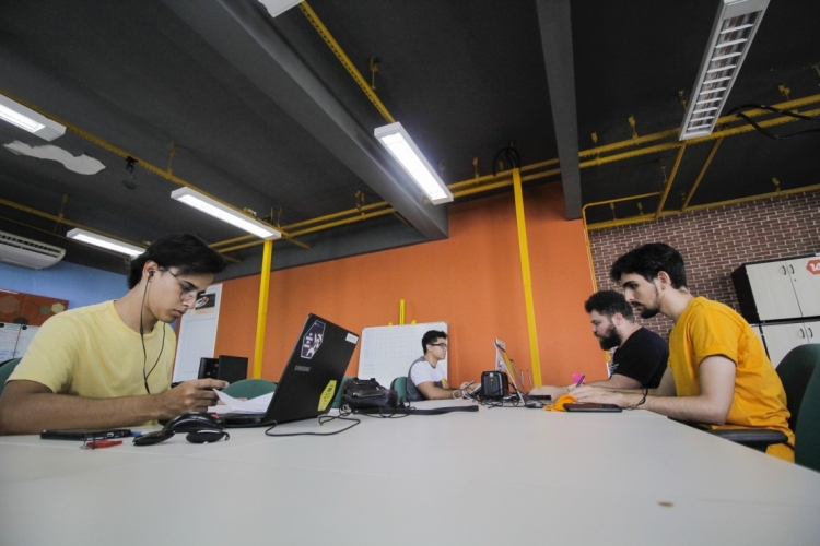 FORTALEZA, CE, BRASIL, 23-01-2020:  Funcion&aacute;rios trabalhando na empresa CriarCE no centro de Fortaleza. Fotos para DOM: Neg&oacute;cios de impacto social. (Foto: Beatriz Boblitz/ O POVO)