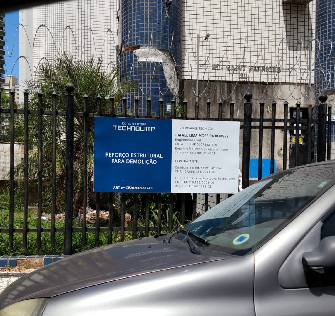 Uma placa de obra indica que está sendo executado o reforço estrutural das colunas para demolição do Edifício Saint Patrick's