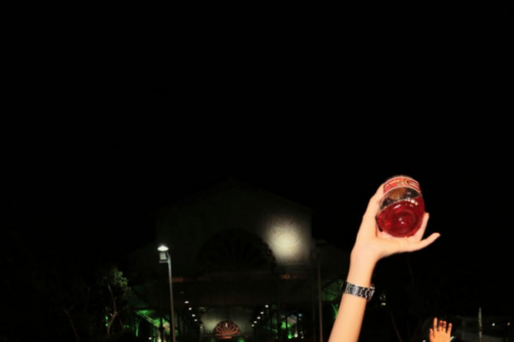 Foliões aproveitam a noite com a bebida Corote Sabores