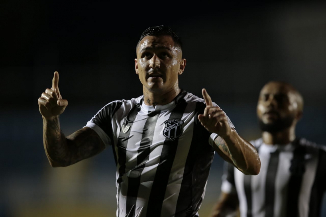 Em seu primeiro jogo oficial com a camisa do Ceará, Vinicius marcou um gol durante empate em 2 a 2 contra o Freipaulistano  (Foto: Aurélio Alves)