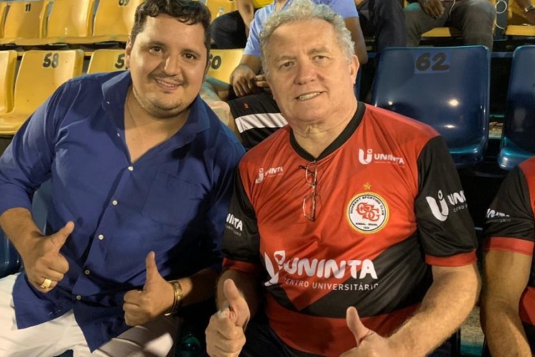 Oscar Rodrigues, à direita, é reitor do principal patrocinador do Guarany 