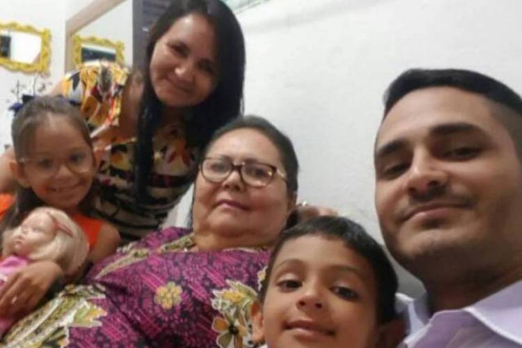 Israel Bertran, com a família: irá para Rússia em fevereiro para estudar medicina