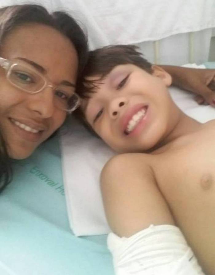 No hospital, Dhaliete tirou foto com o filho, Diego, que tinha fraturado os dois braços (Foto: Arquivo Pessoal)