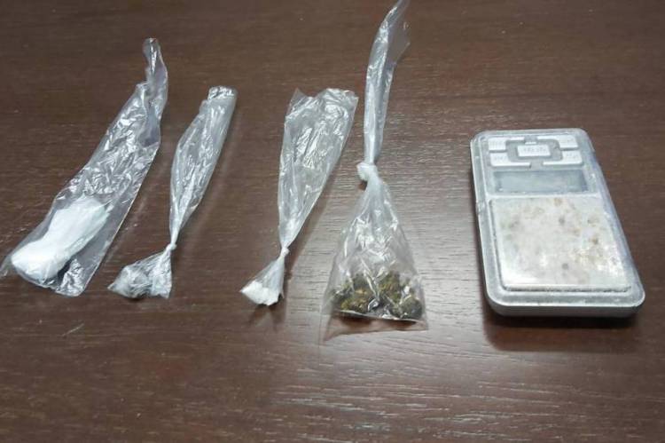 Material apreendido pela Polícia Civil, com pequenas quantidades de droga e uma balança