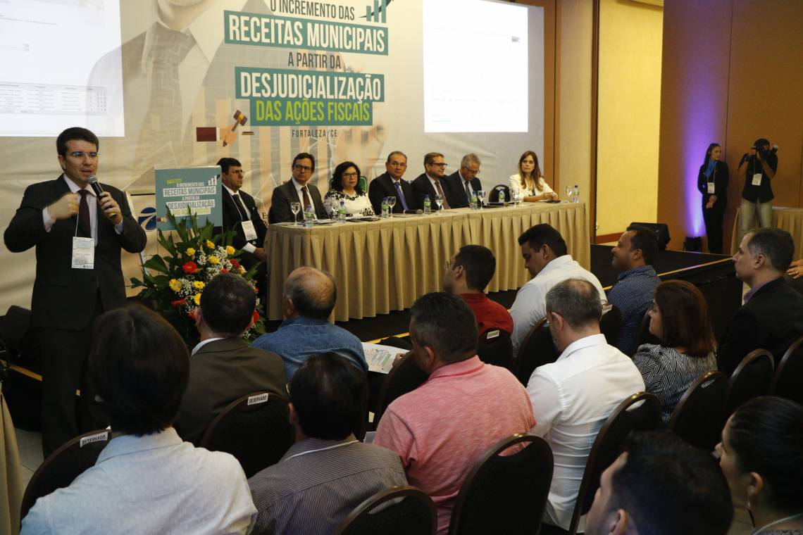 ￼EVENTO reuniu prefeitos e membros do Judiciário cearense para incentivar desjudicialização de cobranças fiscais (Foto: MAURI MELO)