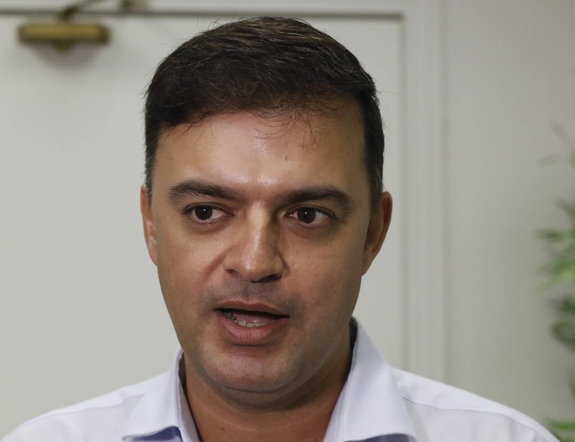 FORTALEZA, CE, BRASIL 29-01-2020: Fernando Matos Santana, 39, Deputado Estadual do Ceará na  coletiva de imprensa com José Sarto Nogueira Moreira, 60, Deputado Estadual pelo Partido Democrático Trabalhista - PDT fala sobre o lançamento do Segundo Festival de Música da Assembléia Legislativa do Ceará (Foto: Sandro Valentim/O POVO).