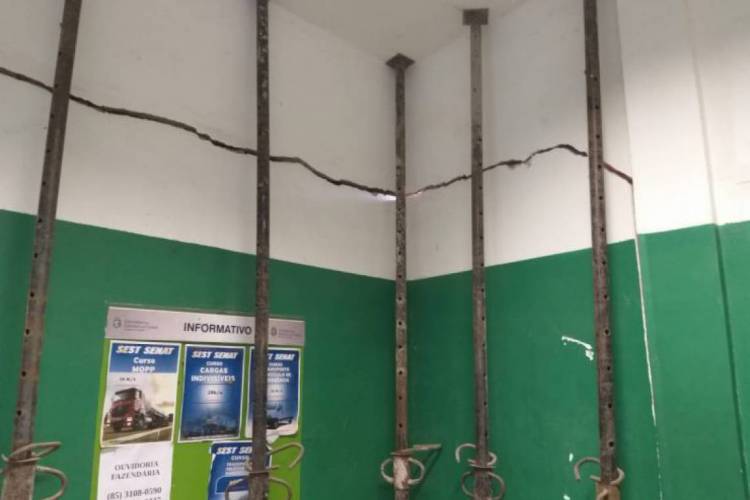 A percepção do risco de desabamento partiu dos próprios funcionários, que identificaram o teto sustentado por escoras.