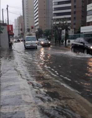 Situação da avenida Beira Mar na manhã desta sexta,31, após chuva em Fortaleza