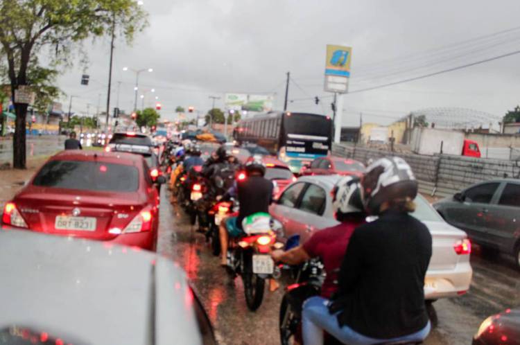 Trânsito intenso na avenida Osório de Paiva, próximo ao terminal do Siqueira