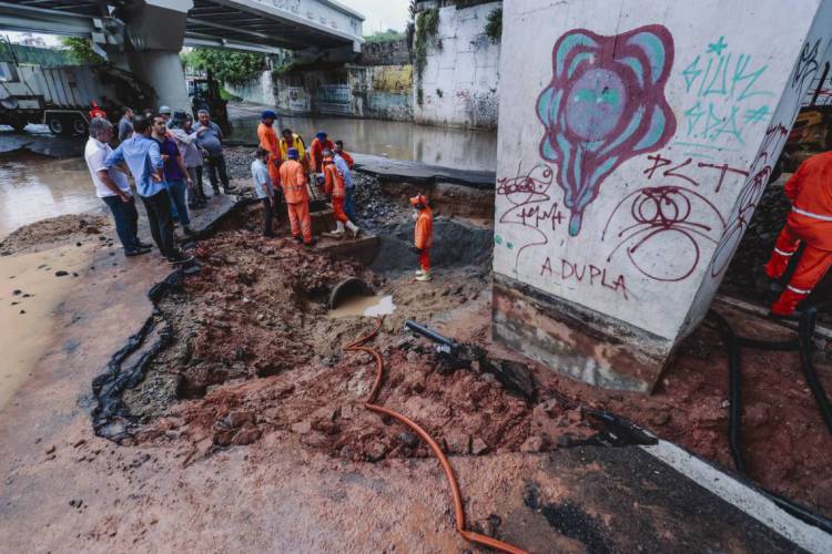 Alagamento com buraco em baixo do Viaduto na Avenida Raul Barbosa. Pontos de alagamentos em Fortaleza nessa sexta-feira com chuva 