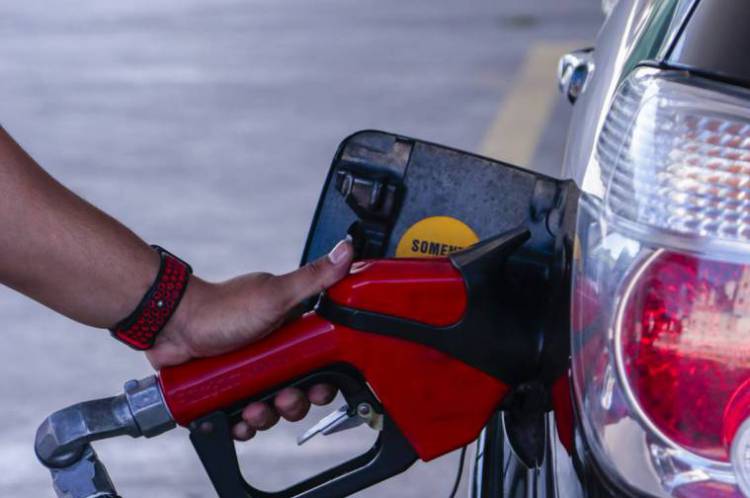 Postos reajustaram preço de gasolina mesmo com tendência de queda no mercado internacional 