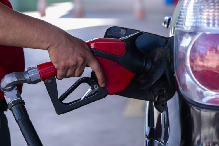 O presidente quer que os impostos sejam aplicados nas refinarias, ao inv&eacute;s de nas bombas.