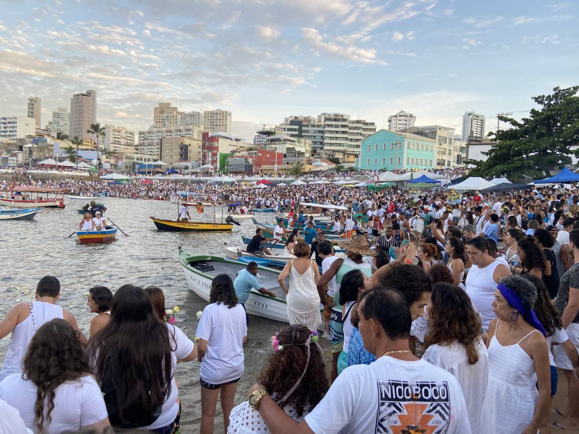 A festa de Iemanjá percorre toda a orla de Salvador, mas o ponto de maior concentração é na enseada de Rio Vermelho