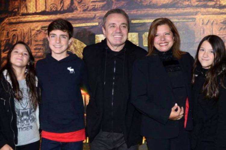 Gugu junto de Rose e os três filhos.