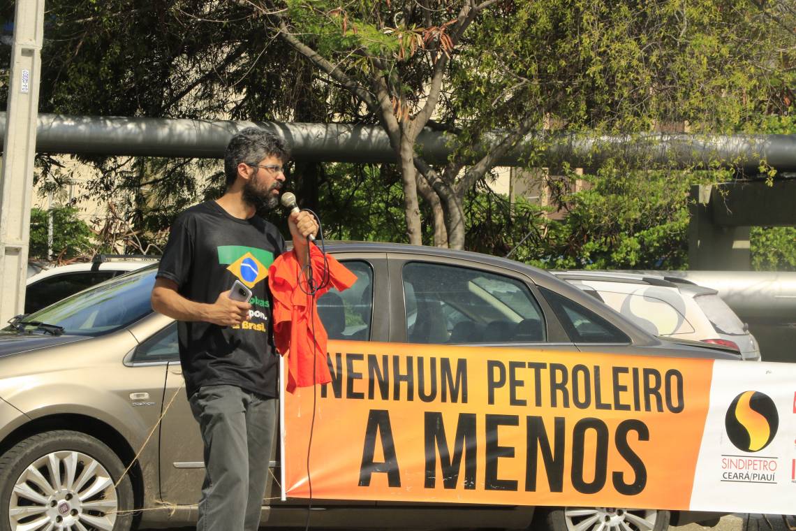 FORTALEZA, CE, BRASIL, 03-02-2020: Emanuel Menezes, da Federação única dos Petroleiros em frente a Refinaria Lubrificantes e Derivados do Nordeste (Lubnor), em estado de greve. (Foto: Mauri Melo/O POVO). (Foto: MAURI MELO/O POVO)