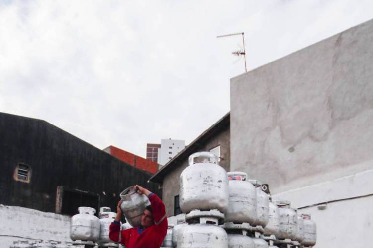 FORTALEZA, CE, BRASIL, 04-02-2020:  Funcionário carregando botijão de gás de cozinha na Michele  distribuidora de gás no bairro Mucuripe. Pauta: Diminuição do uso de gás de cozinha por conta de aumento de preço. (Foto: Beatriz Boblitz/ O POVO