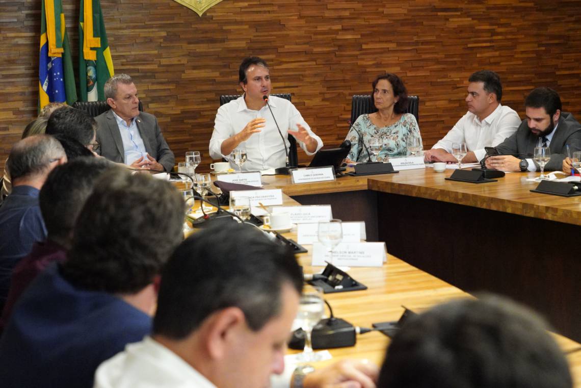 ￼GOVERNADOR convocou reunião de emergência com parlamentares da base e secretários para tratar do pacote reestruturação salarial (Foto: Carlos Gibaja/Governo do Ceará)