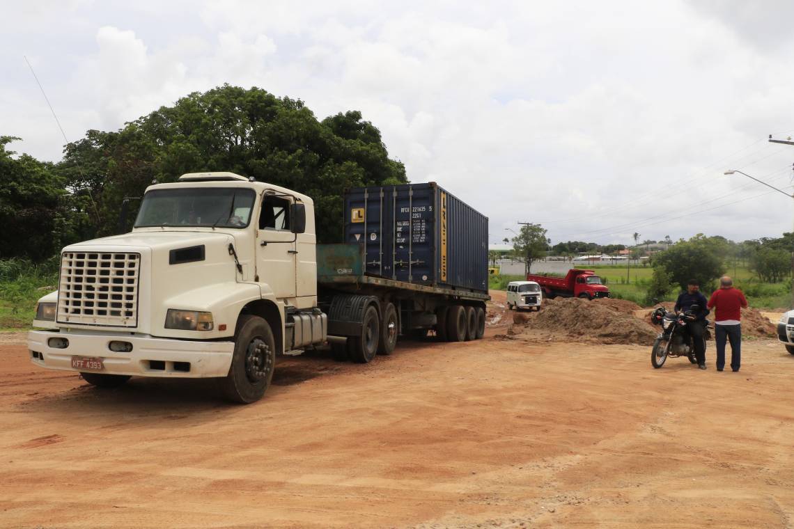 Sem pavimentação, caminhões atolam na rua improvisada que dá acesso à avenida José Moraes de Almeida.