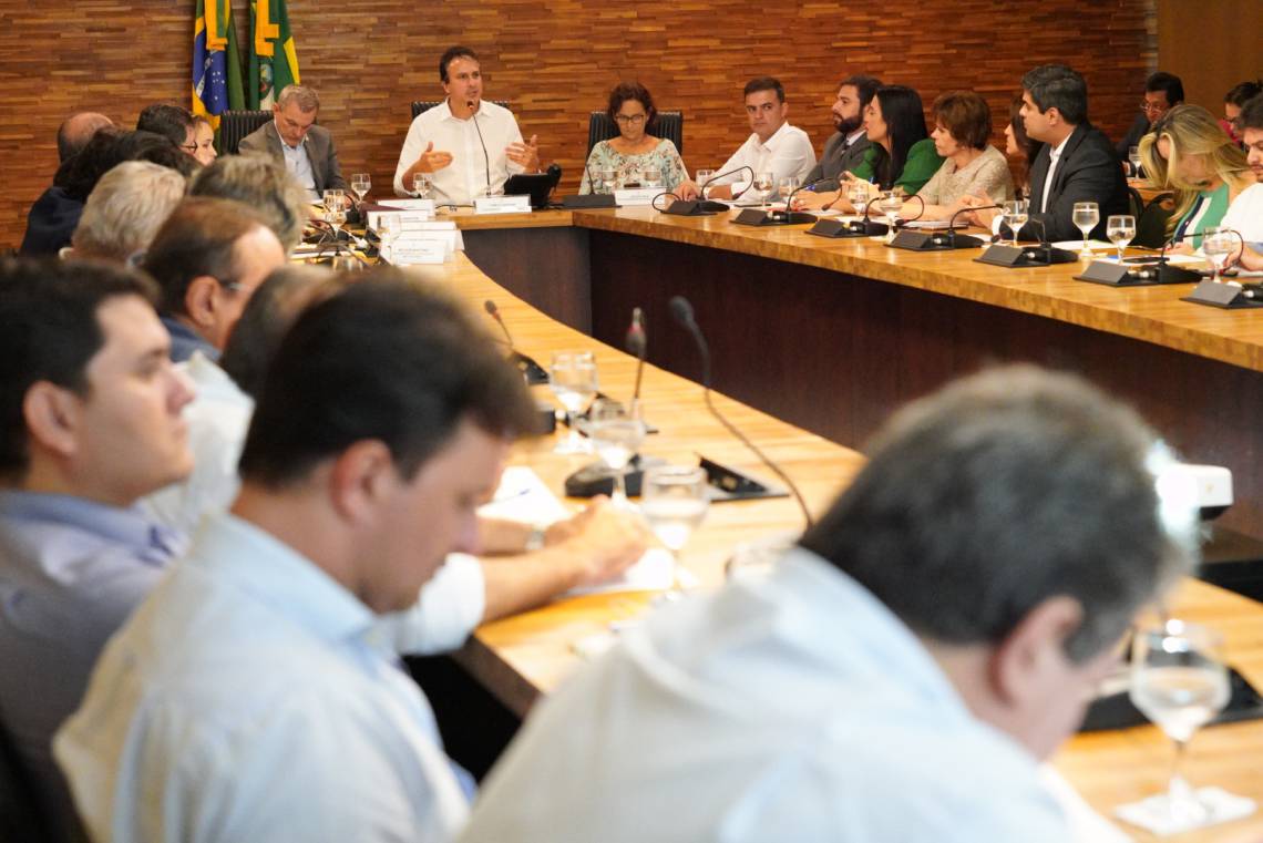  Governador reuniu base aliada no Palácio da Abolição para discutir reajuste salarial de policiais e bombeiros  (Foto: Carlos Gibaja)