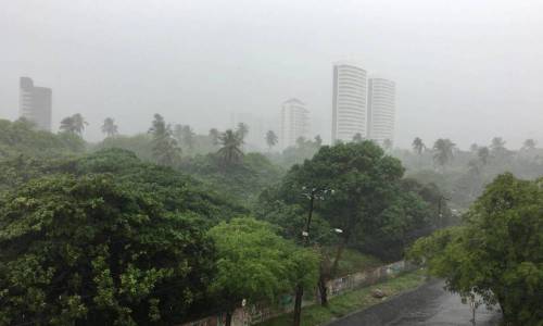 Céu com nuvens carregadas na avenida Washington Soares