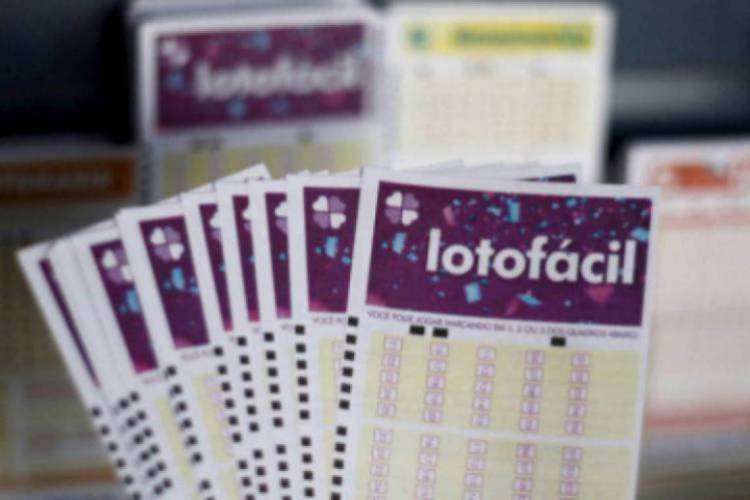 O sorteio da Lotofácil Concurso 1925 será divulgado na noite desta segunda-feira, 05 de fevereiro (05/02). O prêmio está estimado em R$ 2,5 milhões