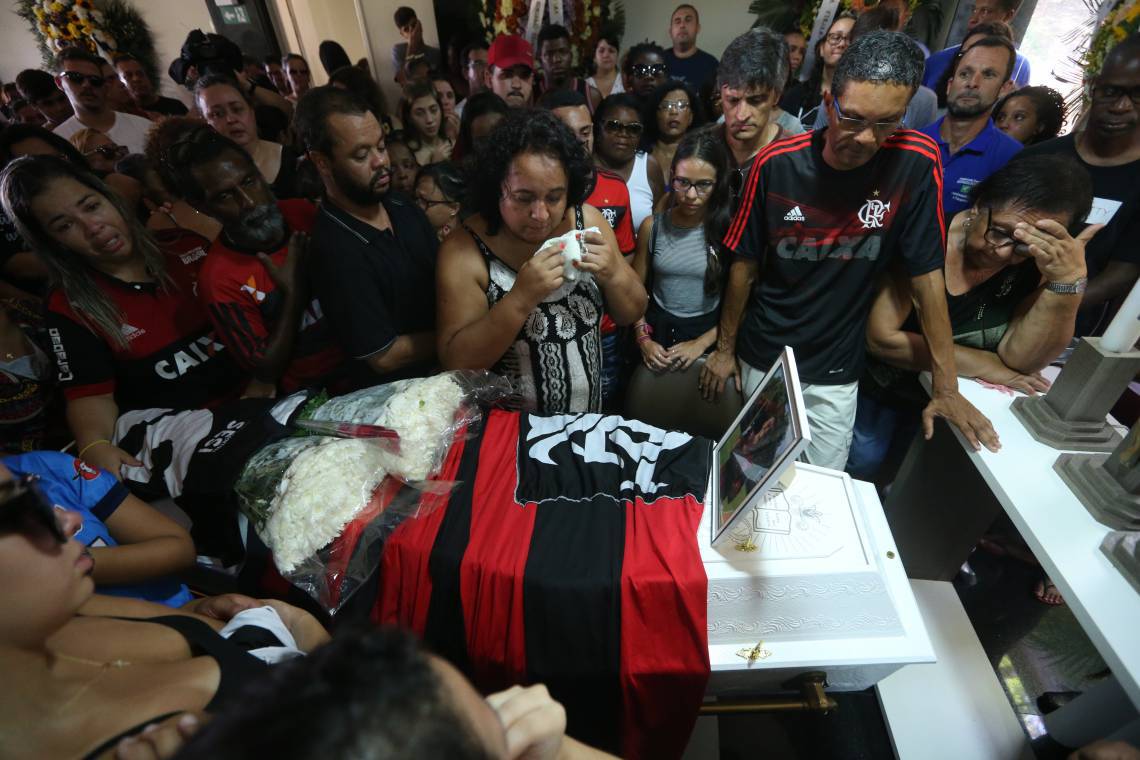 Familiares e torcedores fazem homenagem às vítimas na entrada do Ninho do Urubu, Centro de Treinamento do Flamengo, onde se encontra o alojamento que pegou fogo