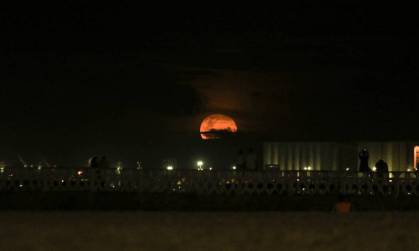 FORTALEZA, CE, BRASIL, 09/02/2020: Super lua no espigão da Rui Barbosa. Praia de Iracema.  (Foto: Beatriz Boblitz/ O POVO)