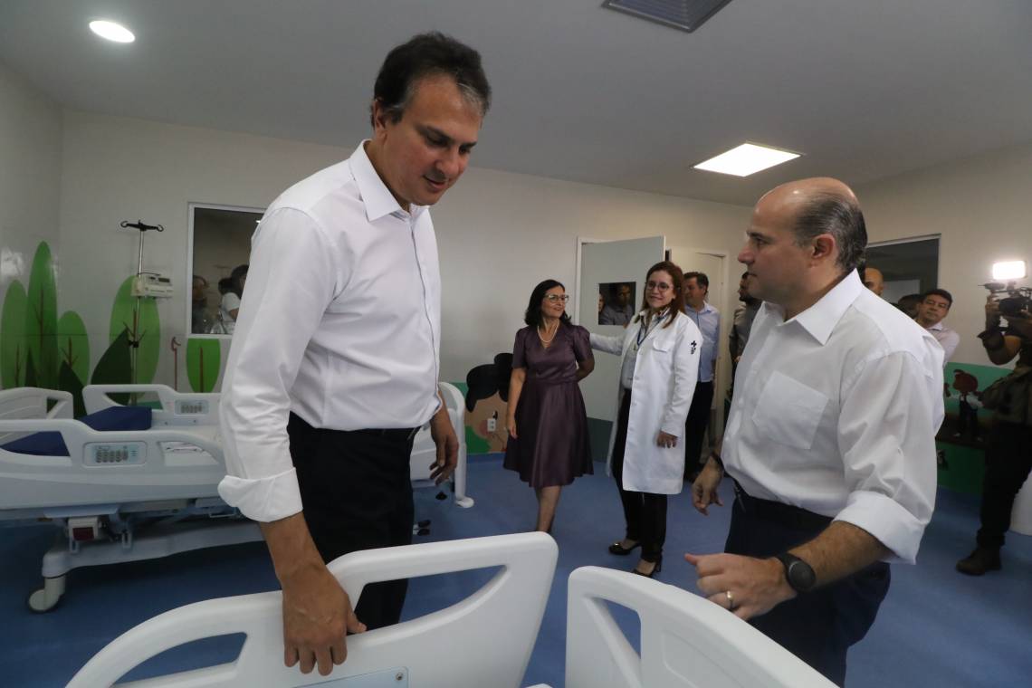 Camilo e Roberto Cláudio na inauguração do centro cirúrgico do IJF 2, na quarta-feira passada