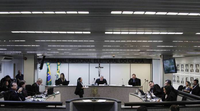 O Tribunal Regional Eleitoral do Ceará (TRE-CE) fiscaliza o cumprimento de todos os requisitos para realizar o registro de candidatura