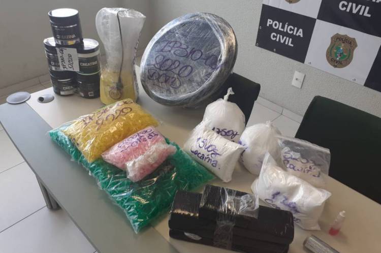 A Polícia Civil apreendeu 3,1 quilos de cocaína, 2,9 quilos de maconha, 3,5 quilos de creatina - utilizada para desdobramento de cocaína - e 4,5 mil pinos plásticos.