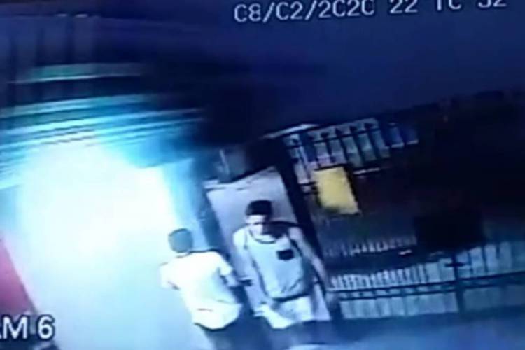 Imagens de câmera mostram professor e namorado chegando juntos e namorado saindo sozinho