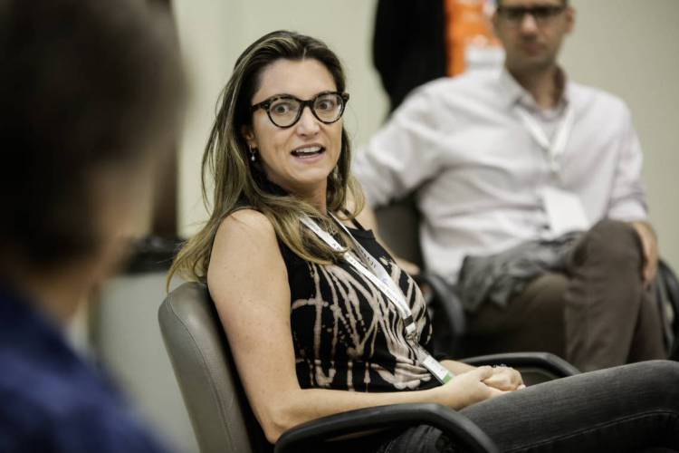 Jornalista da Folha de S&atilde;o Paulo, Patricia Campos Mello &eacute; uma das instrutoras do curso