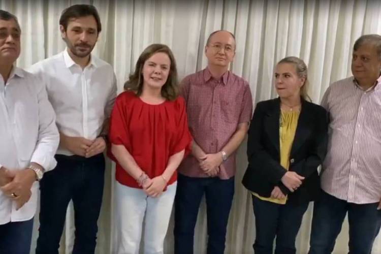 Gleisi Hoffman fala sobre eleição em Fortaleza ao lado de dirigentes municipais do PT