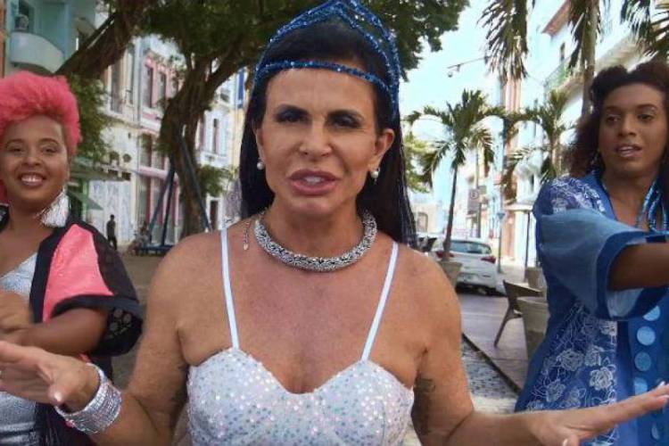 A artista canta uma versão adaptada de ‘Conga La Conga’