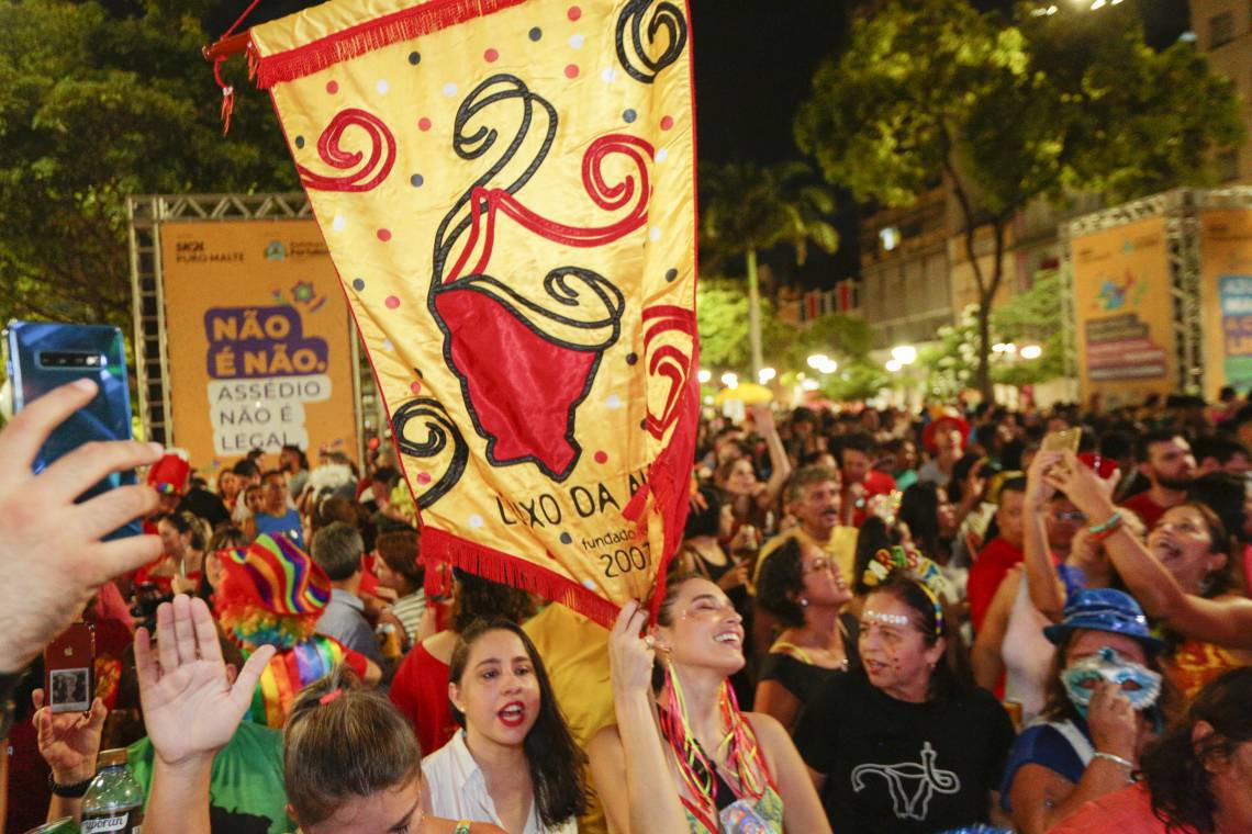 Estandarte do Luxo da Aldeia no Pré-Carnaval 2020: bloco que surgiu no Pré e que virou também de Carnaval (Foto: JÚLIO CAESAR)