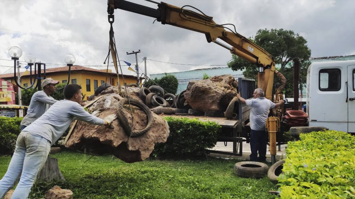 ￼O MAIOR TRONCO fóssil já encontrado na Bacia do Araripe foi resgatado na zona rural de Brejo Santo (Foto: Divulgação/Urca)