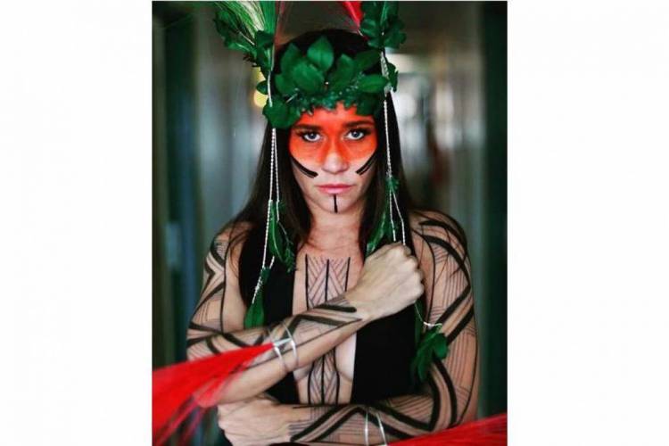 Alessandra Negrini desfila no Carnaval de S&atilde;o Paulo em forma de protesto contra as a&ccedil;&otilde;es de Bolsonaro diante da popula&ccedil;&atilde;o ind&iacute;gena