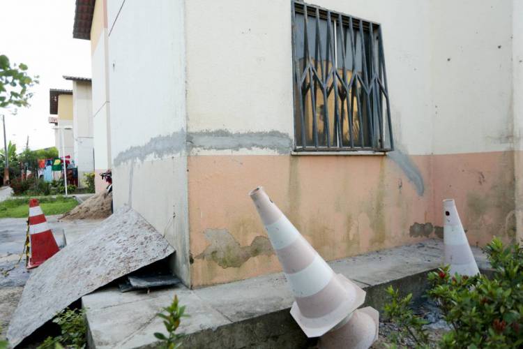 Cond&ocirc;minos denunciam estado prec&aacute;rio de edif&iacute;cio no bairro Granja Lisboa 