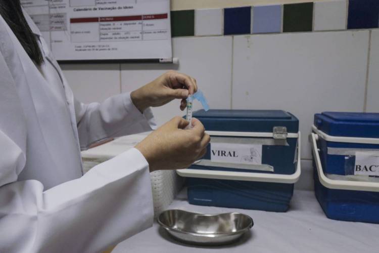 Prefeitura de Fortaleza amplia medidas de vacina&ccedil;&atilde;o contra a gripe para idosos. (Foto: Thais Mesquita/O POVO)