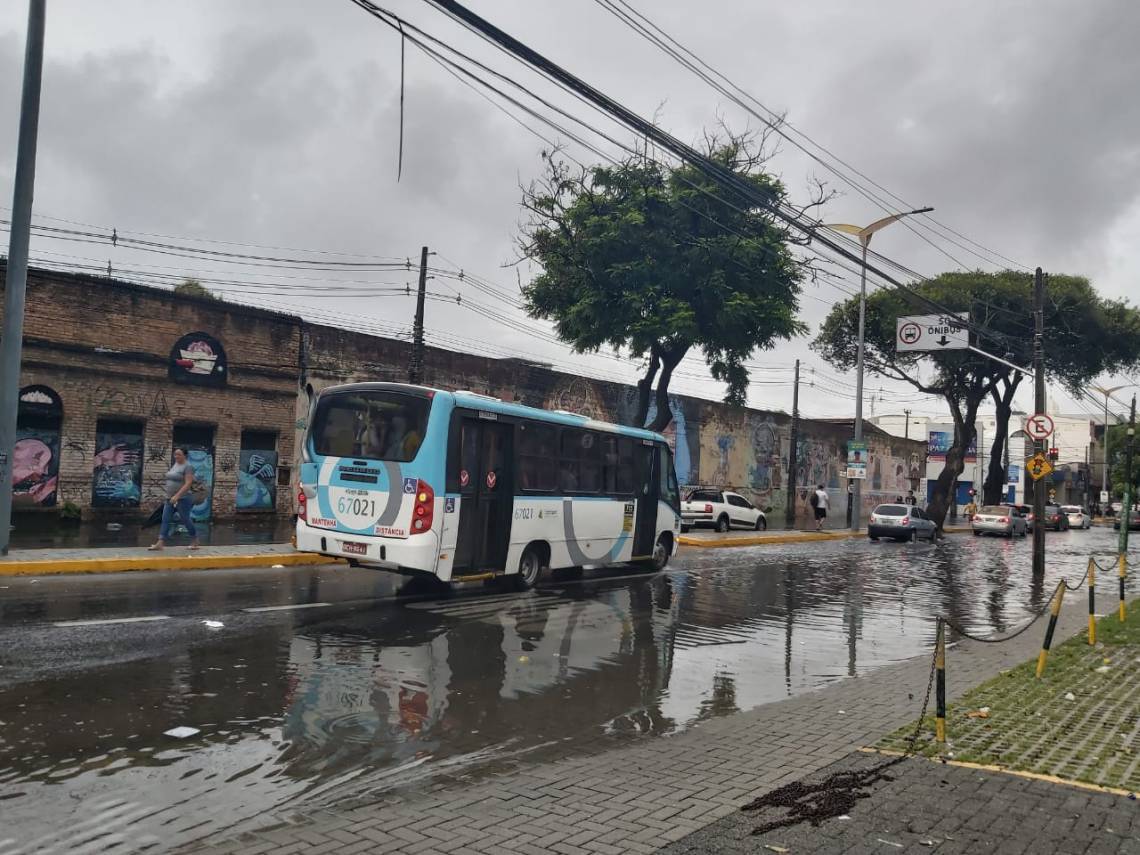 Faixa exclusiva de ônibus da avenida Duque de Caxias atrapalhou o trânsito no local.