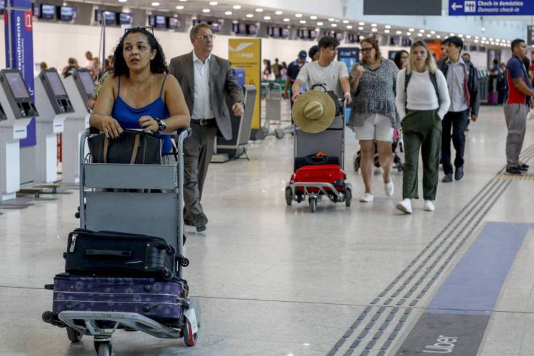 A Ag&ecirc;ncia Nacional de Avia&ccedil;&atilde;o Civil (Anac) enviou of&iacute;cio &agrave;s companhias a&eacute;reas Azul, Gol e Latam solicitando esclarecimentos sobre eventuais cobran&ccedil;as em voos internacionais