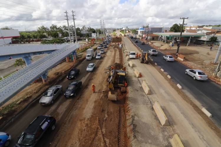 FORTALEZA, CE, BRASIL, 18-02-2020: Obra na Alberto Craveiro, ao lado do Makro, que liga a BR-116 ao Aeroporto. (Foto: Mauri Melo/O POVO).