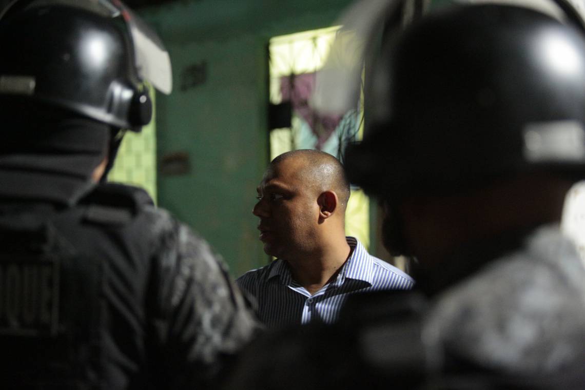 FORTALEZA - CE, BRASIL, 18-02-2020: Policias e esposas amotinaram-se em frente ao 18 º batalhão da Polícia Militar no bairro de Antônio Bezerra dando indicativo de greve da categoria. (Foto: Júlio Caesar / O Povo).