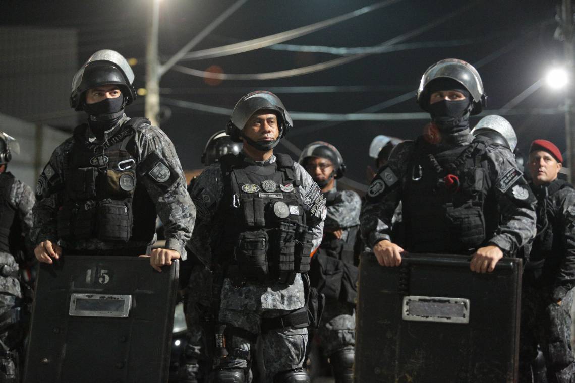 FORTALEZA - CE, BRASIL, 18-02-2020: Policias e esposas amotinaram-se em frente ao 18 º batalhão da Polícia Militar no bairro de Antônio Bezerra dando indicativo de greve da categoria. (Foto: Júlio Caesar / O Povo).