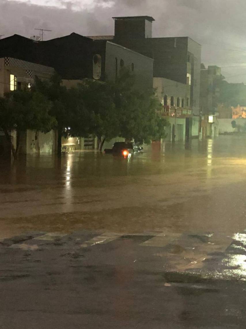 Inunda&ccedil;&atilde;o deixa carro submerso no Crato