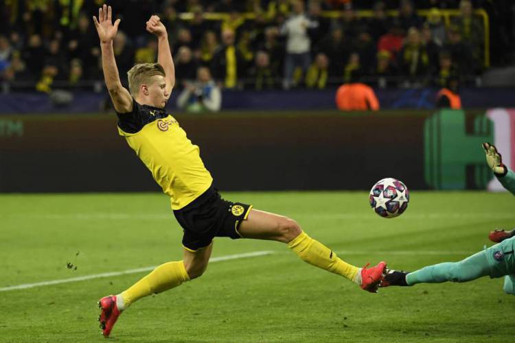 Haalanda se estica para fazer o primeiro gol do Borussia Dortmund contra o PSG